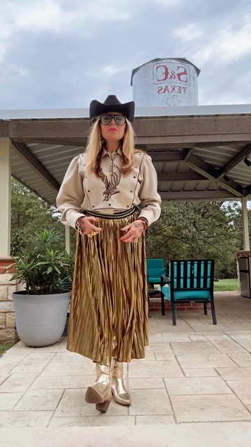 Western-style eagle embroidered top and gold pleated skirt set